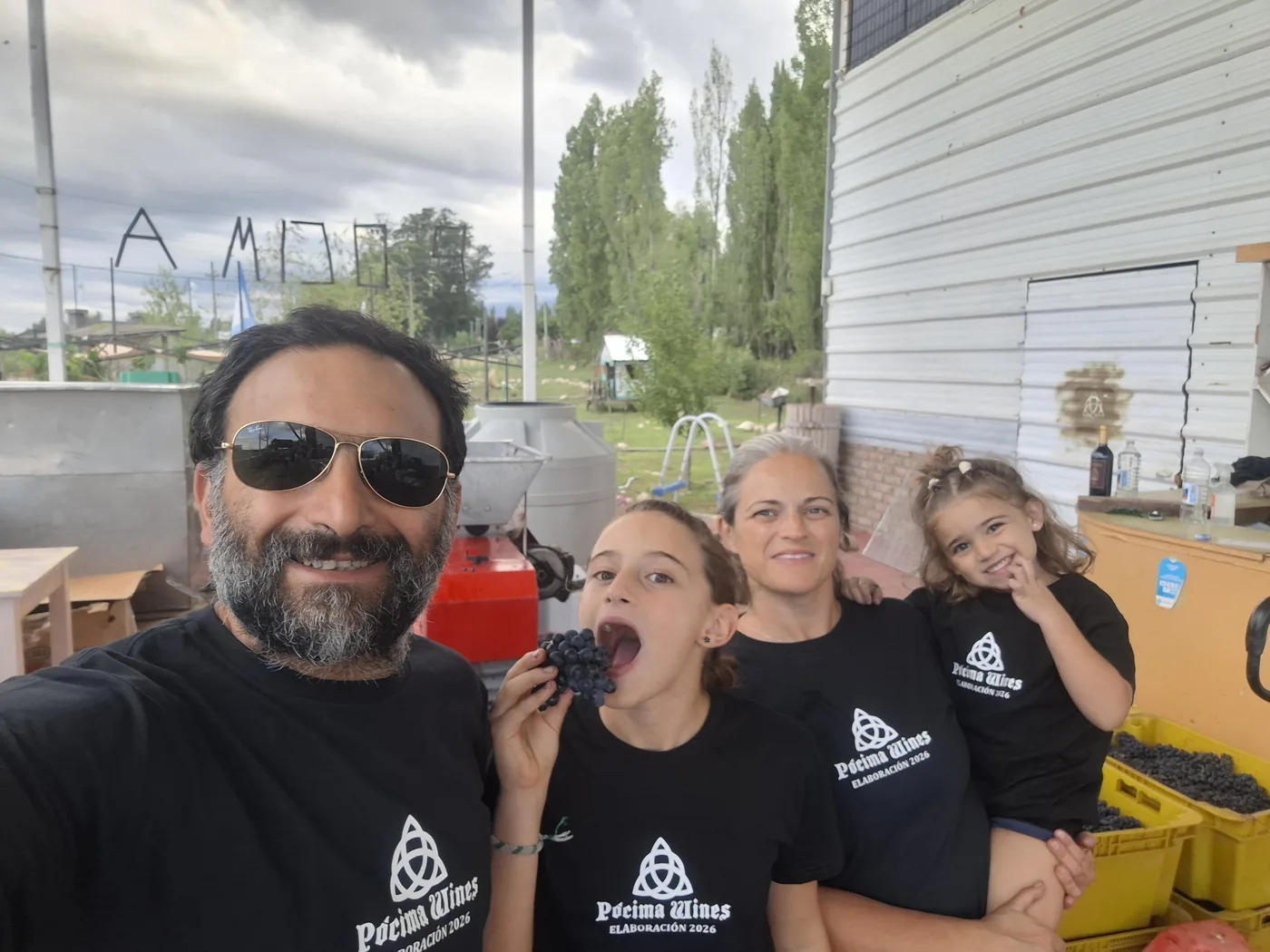 La familia Pócima con las remeras de la elaboración 2026