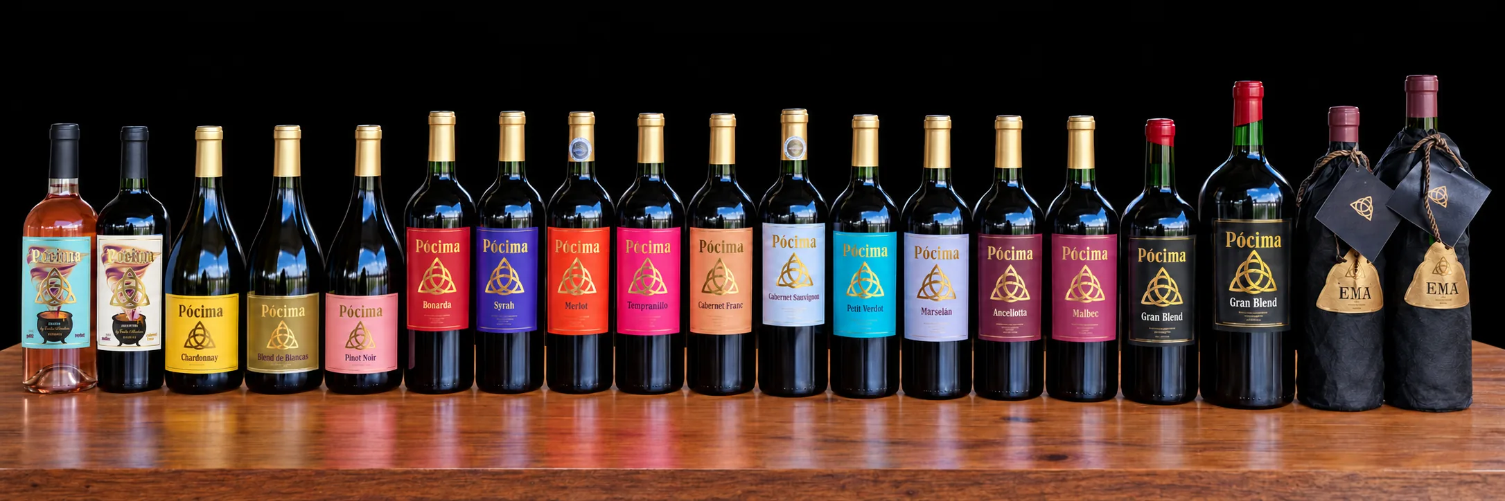 Los vinos de Pócima Wines en fila sobre una mesa de madera