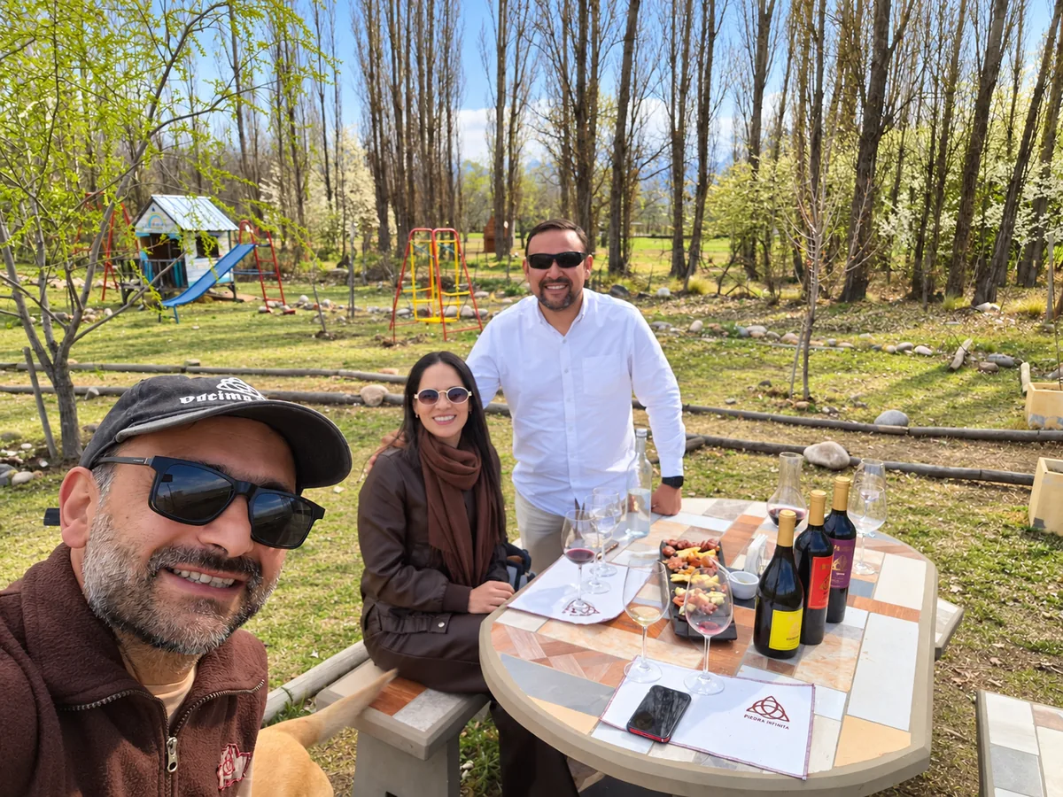 Degustación al aire libre en la arboleda, con vinos y picada