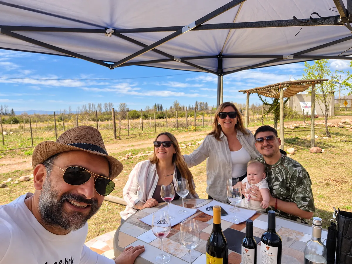 Degustación bajo la carpa, frente al viñedo