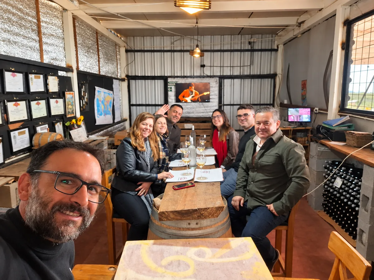 Degustación en la sala de la bodega, junto a los diplomas